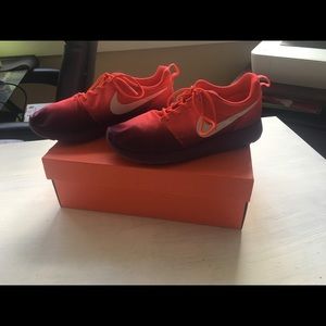 Women’s Nike shoes 👟 box not included.